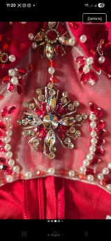 Elegancka Czerwona sukienka tulipan. Rękawki bufki. – Detal