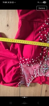 Elegancka Czerwona sukienka tulipan. Rękawki bufki. – Detal