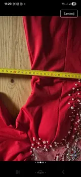 Elegancka Czerwona sukienka tulipan. Rękawki bufki. – Detal
