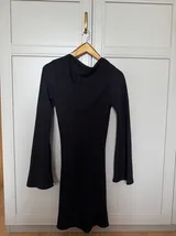 H&M sukienka mini z odkrytymi plecami i kokardką – Przód