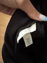 H&M sukienka mini z odkrytymi plecami i kokardką – Detal