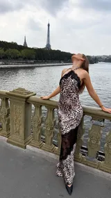 Sukienka maxi damska z prześwitującą koronką i wstawkami w panterkę – Przód