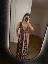 Sukienka maxi w kwiatowy print – Na sobie