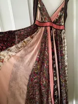 Sukienka maxi w kwiatowy print – Detal