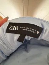 Zara niebieska sukienka z kwiatami z przodu – Detal
