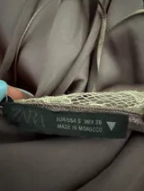 Zara satynowa liliowa sukienka z białą koronką – Detal