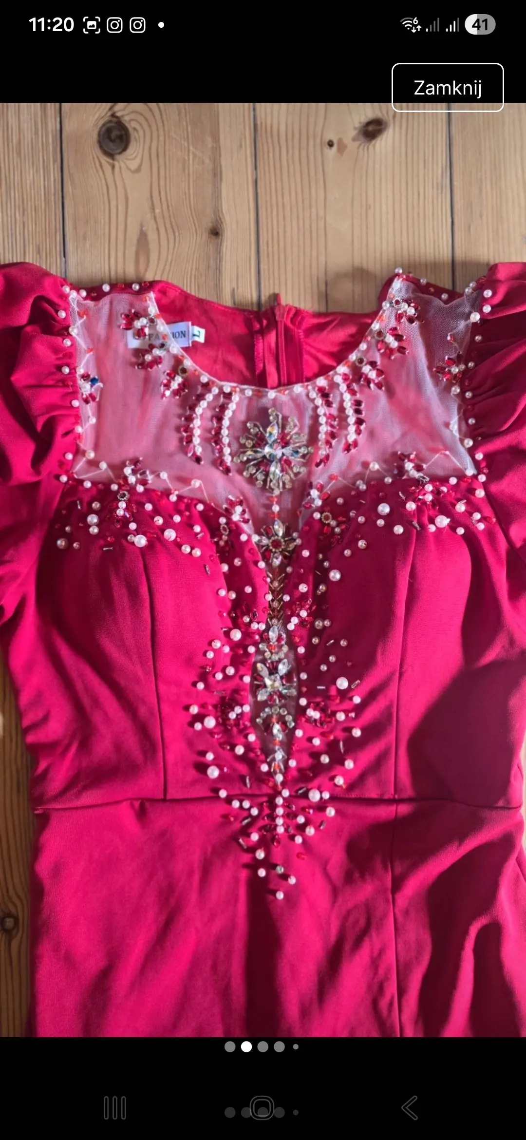 Elegancka Czerwona sukienka tulipan. Rękawki bufki. – Tył