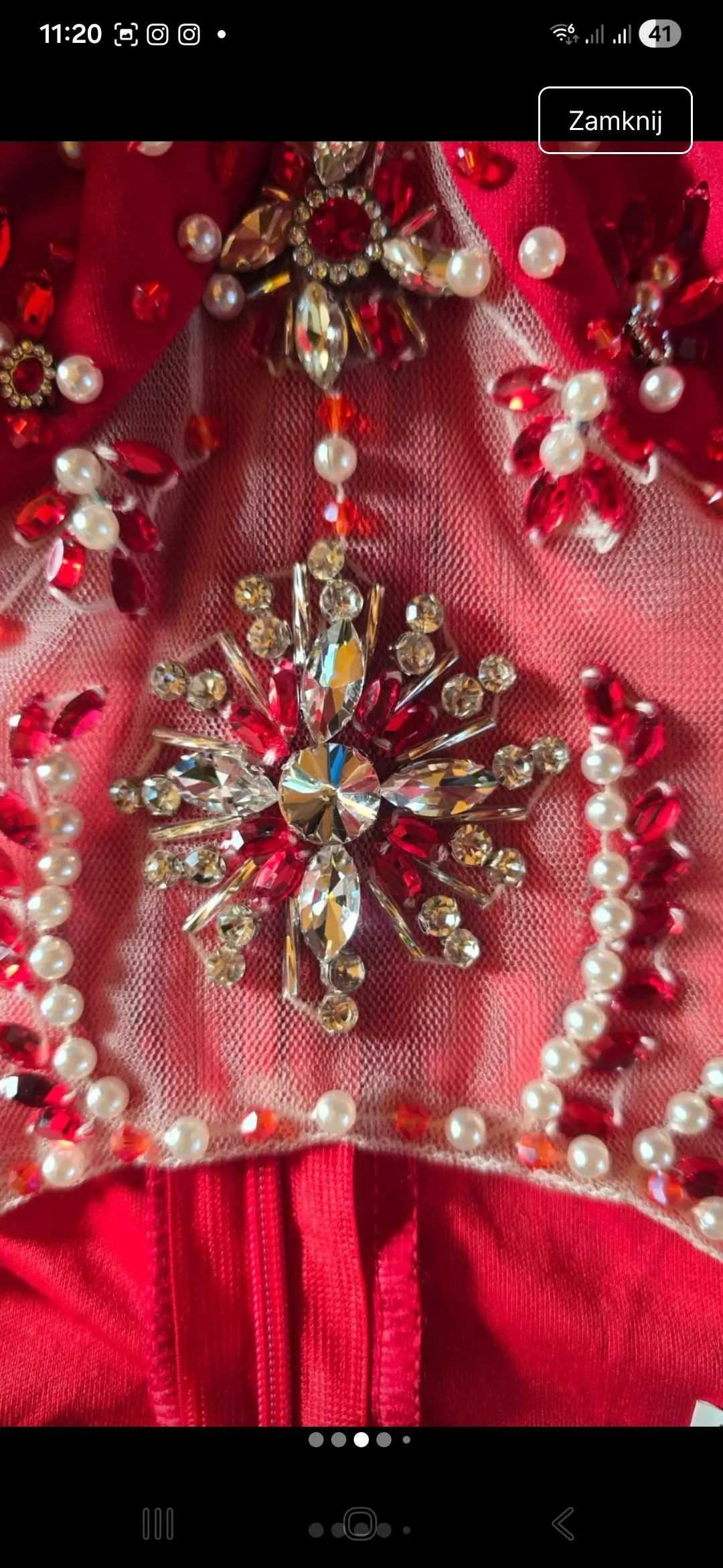 Elegancka Czerwona sukienka tulipan. Rękawki bufki. – Detal
