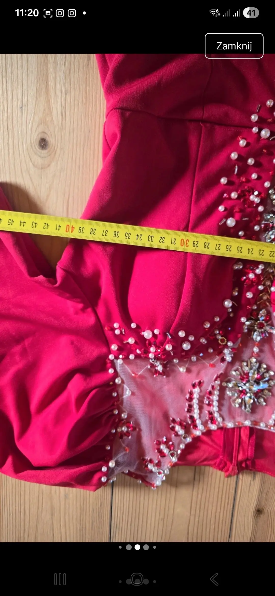 Elegancka Czerwona sukienka tulipan. Rękawki bufki. – Detal