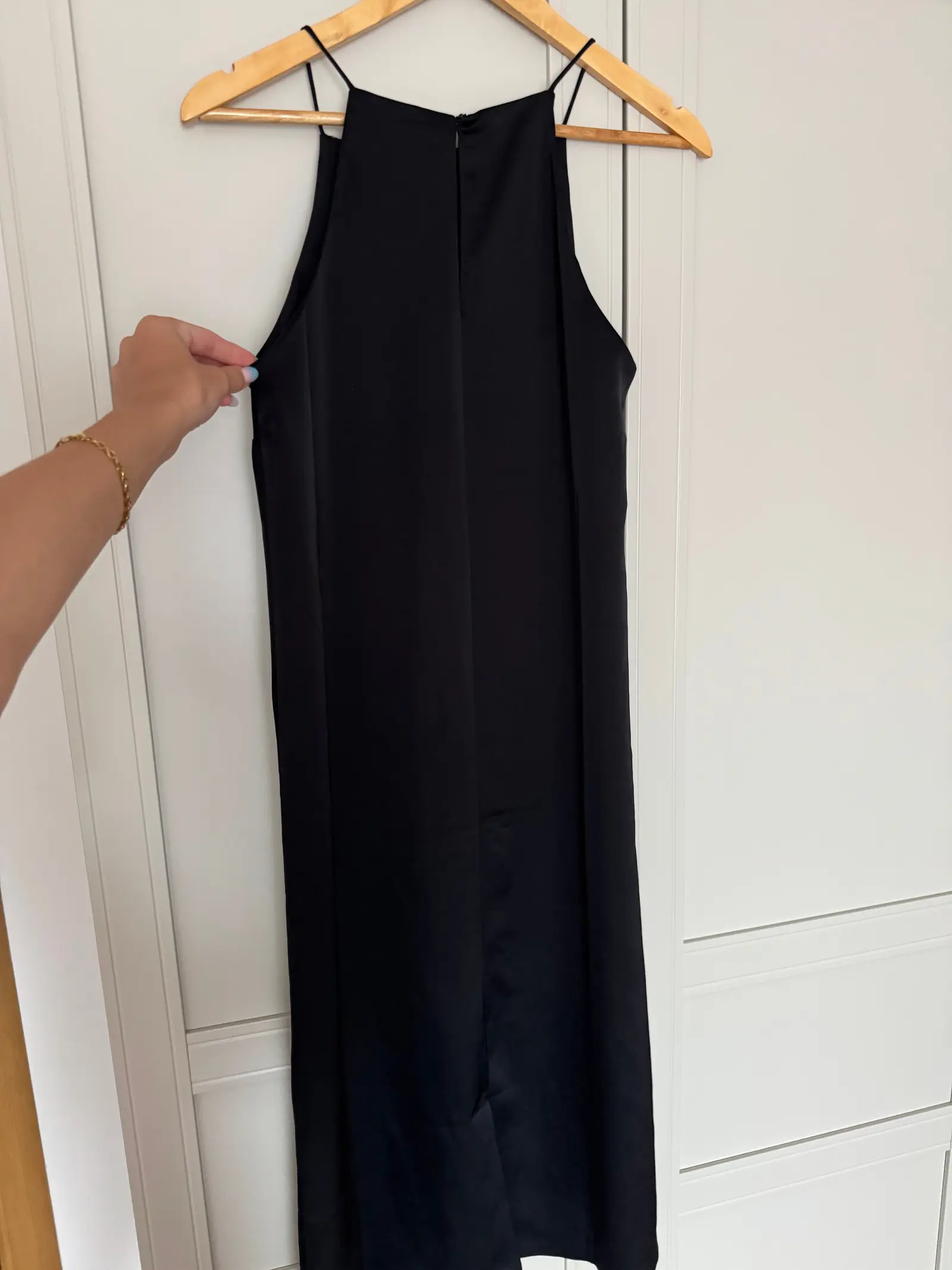 H&M satynowa czarna sukienka – Tył