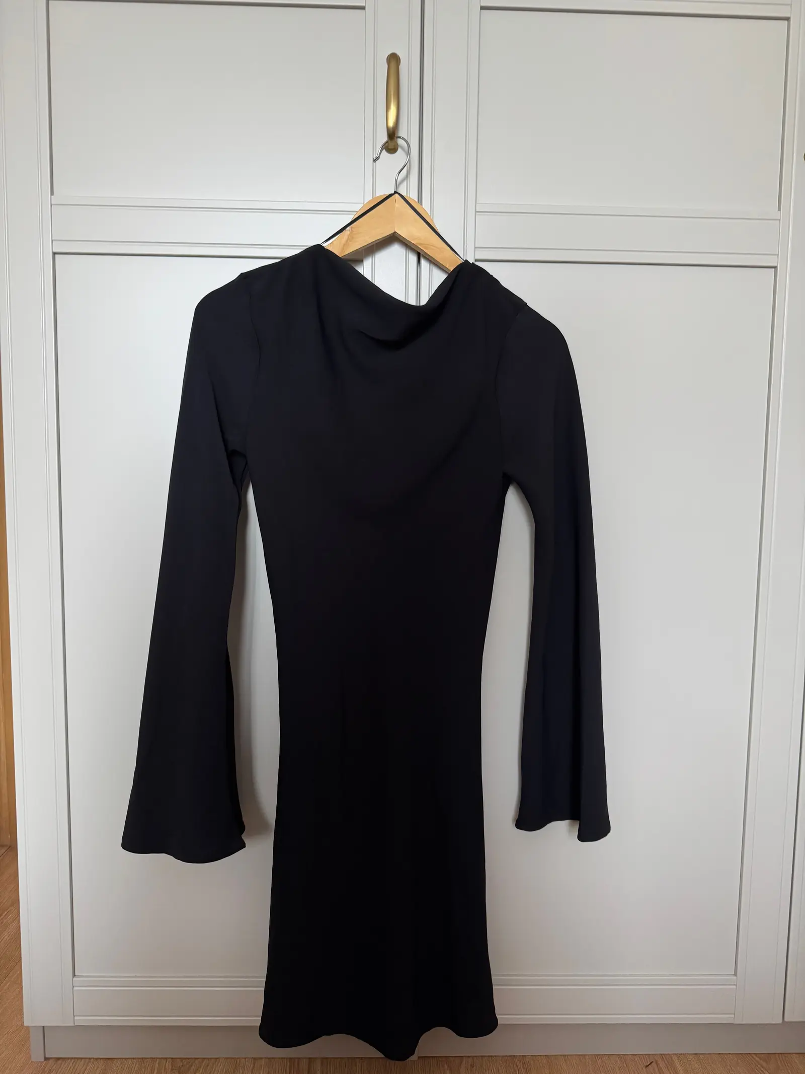 H&M sukienka mini z odkrytymi plecami i kokardką – Przód