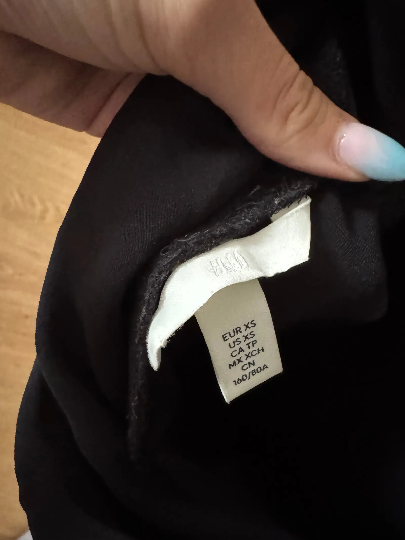 H&M sukienka mini z odkrytymi plecami i kokardką – Detal