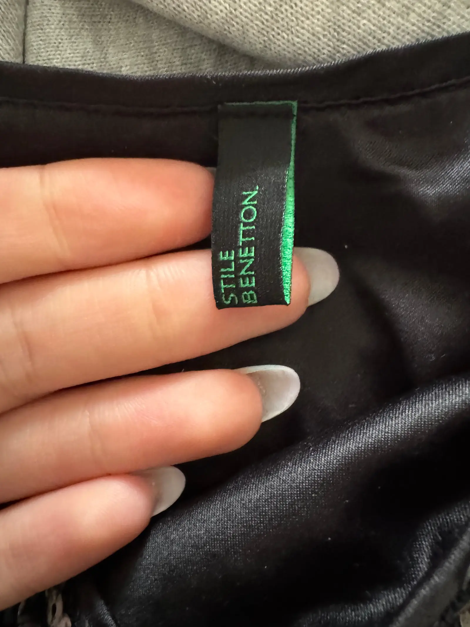 Cekinowa mini sukienka – Detal
