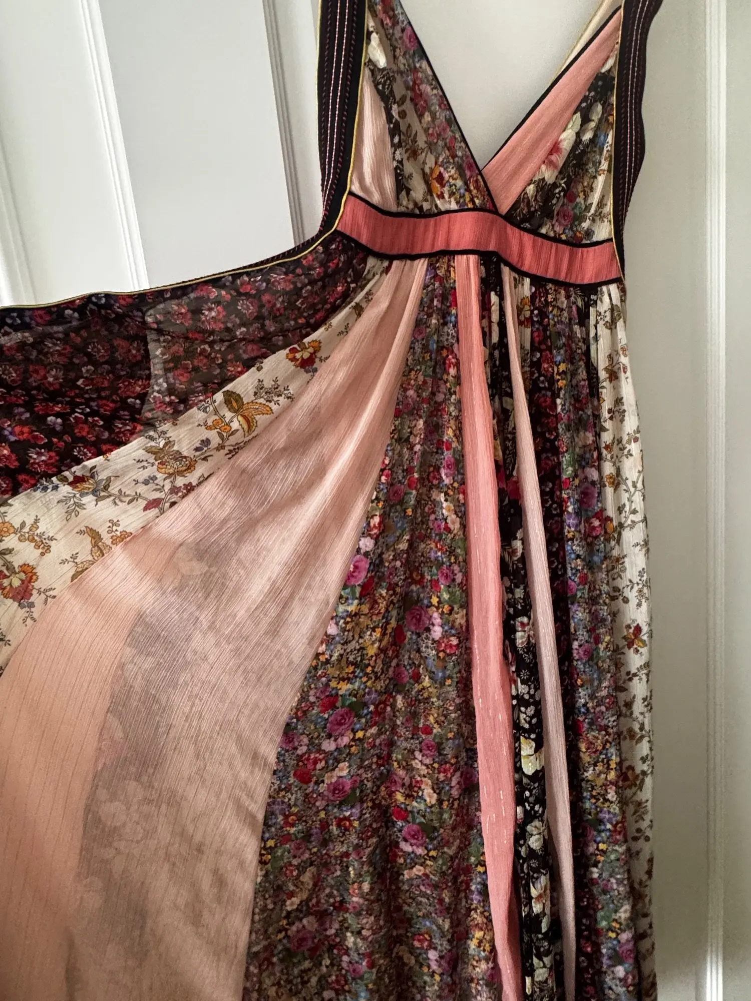 Sukienka maxi w kwiatowy print – Detal