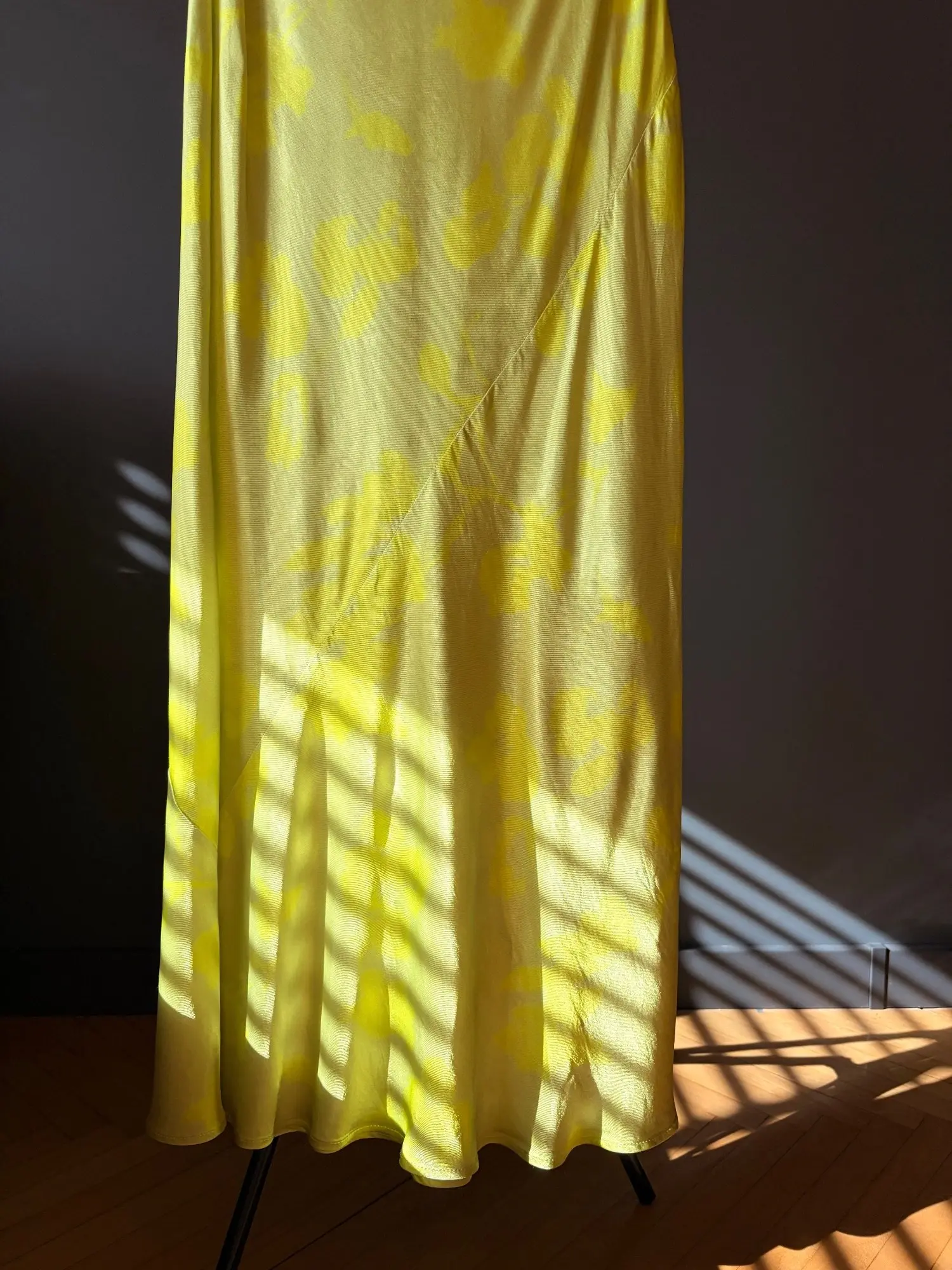 Asos maxi limonkowa sukienka dekolt na plecach – Detal