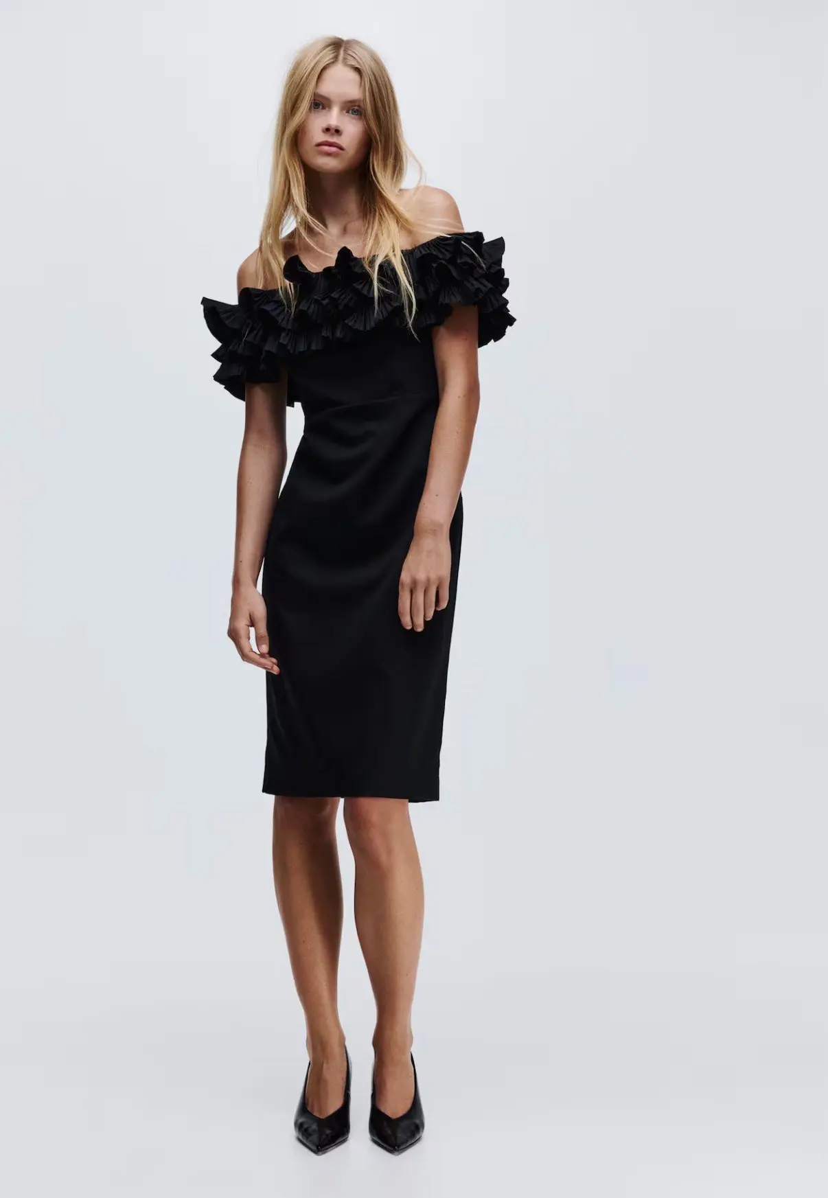 H&M sukienka czarna z odkrytymi ramionami – Detal