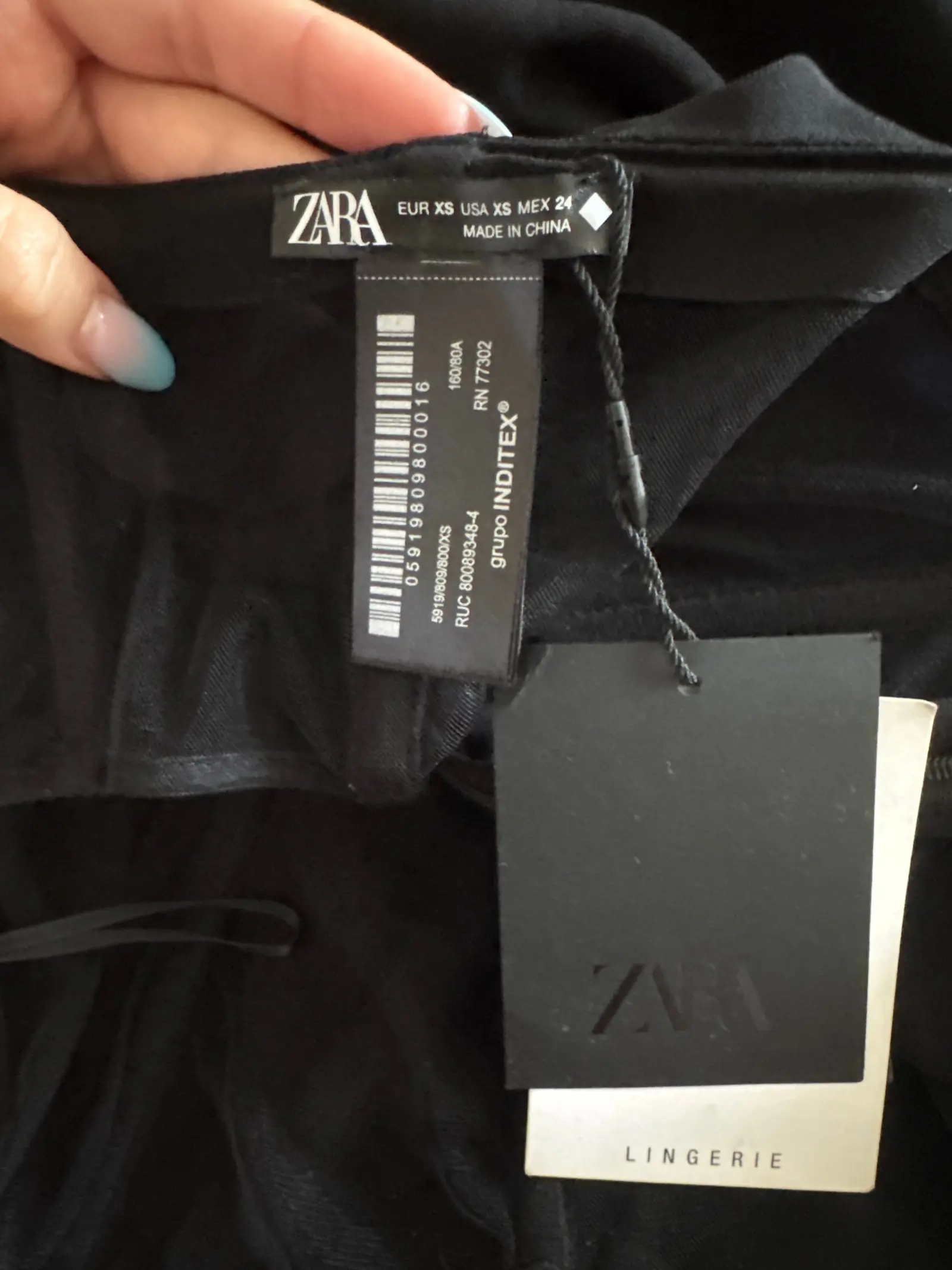 Zara czarna sukienka z rozcięciami u dołu – Detal