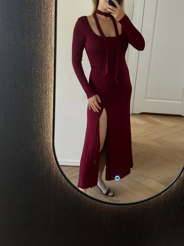 Bordowa midi sukienka Le Prive z rozcięciem i wiązaniem na szyi